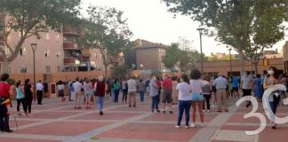 Ante la Comandancia de la Guardia Civil de Madrid en Tres Cantos el pueblo tricantino respalda a la Guardia Civil sin dejar que se politice su servicio al poder judicial Ante la Comandancia de la Guardia Civil de Madrid en Tres Cantos el pueblo tricantino respalda a la Guardia Civil sin dejar que se politice su servicio al poder judicial