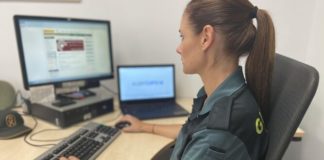 ALERTA: Guardia Civil detecta nueva estafa a hosteleros en La Rinconada (Sevilla) y en Tres Cantos (Madrid) Una agente de la Guardia Civil trabaja en un ordenador. / DGGC