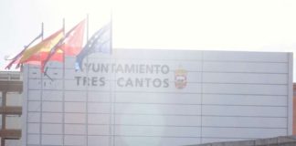 En el día de la Constitución, Vox recordó 22 artículos leídos por voluntarios en la plaza del ayuntamiento de Tres Cantos.