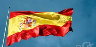 Inauguran los actos conmemorativos con motivo del Día de la Constitución los alumnos de los colegios de Tres Cantos Izado de la bandera el Día de la Constitución