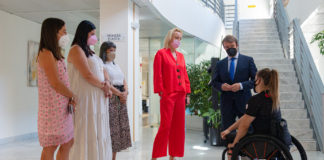 La deportista tricantina Sara Revuelta, antes de su viaje a Tokio para participar en los Juegos Paralímpicos se despide de 4 concejalas y del alcalde