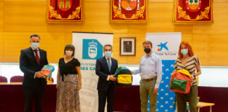 Fundación ‘La Caixa’ dona 950 mochilas con material escolar para estudiantes tricantinos en «situación de vulnerabilidad»