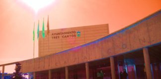 La fachada del Ayuntamiento de naranja para sensibilizar en el Día del TDAH