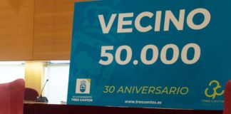 El alcalde recibe en el Salón de Plenos del Ayuntamiento al vecino número 50.000 de Tres Cantos. Se llama Nico y tiene dos años