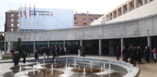 Políticos y unos pocos vecinos de Tres Cantos se concentran para mostrar su repulsa a la violencia a las mujeres