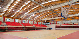 Tras la renovación de la pista central, el Polideportivo de La Luz reanuda su actividad con una nueva imagen