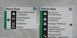El Ayuntamiento estrena señalética para mejorar la información y el acceso a sus instalaciones a las personas con discapacidad. Lleva puesta más de un mes.
