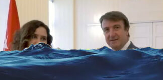 Hoy Ayuso no ganaría con mayoría absoluta y Moreno sí por 80 votos. Por los pelos