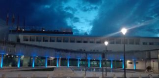 La fachada del Ayuntamiento se ilumina esta noche con los colores de la bandera de Ucrania, como muestra de solidaridad