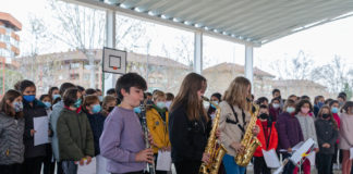 La inauguración de cada mes. Los alumnos del CEIP Gabriel García Márquez inauguran la nueva cubierta de las pistas deportivas