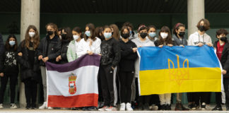 Los vecinos de Tres Cantos se suman a la concentración silenciosa por el pueblo de Ucrania convocada por la FEMP