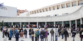 120 vecinos de Tres Cantos, políticos y funcionarios municipales se concentran en la Plaza del Ayuntamiento para conmemorar el Día Internacional de la Mujer