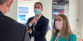 El líder de los socialistas madrileños, Juan Lobato, visita la empresa tricantina GMV