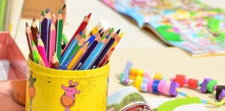 Taller familiar un portalápices monstruoso