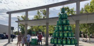 ECOVIDRIO inicia una campaña de reciclaje en Tres Cantos con la instalación de un árbol de Miniglús en la Plaza del Ayuntamiento