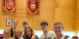 15 alumnos alemanes de intercambio en el IES Montserrat Caballé visitan al alcalde