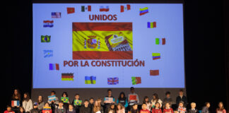 Algunos alumnos de Tres Cantos apoyan la Constitución española con motivo del Día de la misma Constitución Española
