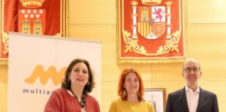 Los trabajadores de Multiasistencia Tres Cantos donan sus cestas de Navidad a las personas más vulnerables del municipio