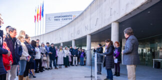 Algunos políticos, funcionarios municipales y subvencionados de Tres Cantos se concentran contra la violencia hacia las mujeres