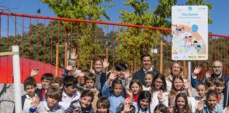 Ayuntamiento pone una chapa en un parque por ser «Ciudad Amiga de la Infancia» hace un año