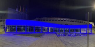 Día Mundial del Refugiado, Tres Cantos se suma a la solidaridad de ACNUR iluminando el Ayuntamiento en la Noche Azul