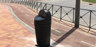 El Ayuntamiento compra 10 cubos con bolsas para las heces de los perros por 700 € cada uno, para la zona norte