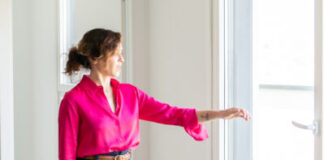 La presidenta Isabel Díaz Ayuso no entrega las llaves a los inquilinos de las viviendas del Plan Vive en Tres Cantos