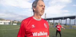 Fútbol andando, manejo de dispositivos móviles y otras actividades, mantienen activos a las personas mayores