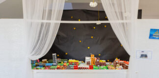 ‘Tres Cantos entre visillos’ del CEIP Carmen Hernández Guarch, ganador del concurso de belenes de los colegios 2024