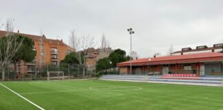 Nuevo césped artificial en el campo de fútbol sala del Centro Deportivo Alfonso Cadiñanos