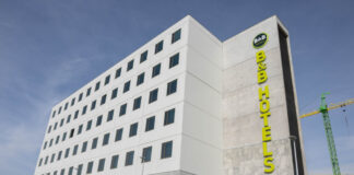 B&B Hotel Tres Cantos abre sus puertas y hemos estado ahí. B&B Hotel Tres Cantos abre sus puertas y hemos estado ahí emitiendo en directo. Solo dos medios y solo uno en directo.