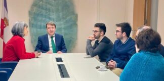 El alcalde se fotografía con el estudiante tricantino con la mejor nota de Madrid en el examen para M.I.R.