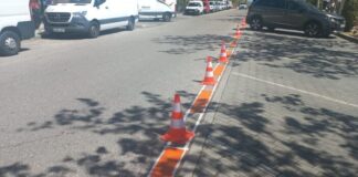 Zona naranja de estacionamiento regulado de alta rotación en la avenida de Colmenar
