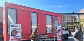 Oficina de Empleo móvil de la Comunidad de Madrid, en la Plaza del Ayuntamiento de Tres Cantos