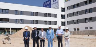 El alcalde visita el hospital HM y la Residencia Valdeluz, que podría abrir el próximo otoño como si fueran suyos y municipales.