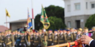 La corbata de la Policía Local de Tres Cantos en el Estandarte de las FAMET, en el día de su patrona