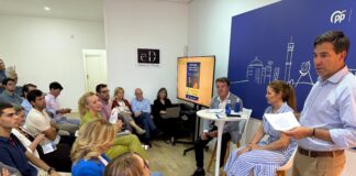 El PP tricantino (30) con la consejera de Familia, Juventud y Asuntos sociales