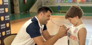 El embajador del Real Madrid de Baloncesto, Felipe Reyes, visita su campus de verano en Tres Cantos