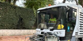 Comienzan a limpiar las calles de Soto de Viñuelas. Lo que no han conseguido las protestas vecinales, lo ha conseguido el incendio