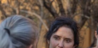 Isabel Díaz Ayuso visita Soto de Viñuelas protegida y sin todos los medios locales. El alcalde, ya en la playa