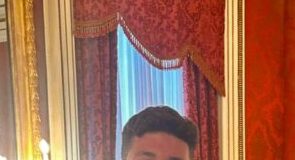 Imposición de la Cruz al Mérito Militar al soldado Diego Santillana, por su ayuda en apagar el incendio