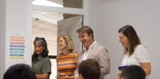 El alcalde visita a los damnificados por el incendio. Ah, no, va a hacerse fotos con niños