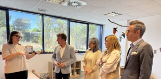 La Escuela Infantil Sapienza, referente en el desarrollo creativo y emocional de los niños, recibe al alcalde y dos concejalas