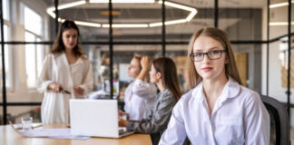 Talleres municipales específicos para mujeres que buscan activa de trabajo. Si no hay casi paro, dicen..