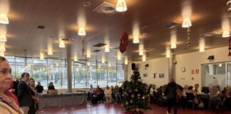 Desayuno navideño especial con los mayores de Tres Cantos. También se apuntó el alcalde