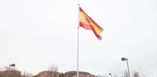 Políticos del PP rinden homenaje a la bandera en el 47º aniversario de la Constitución Española a espaldas del pueblo…