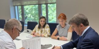 Renovado convenio de 22.000 € para el Centro de Escucha San Camilo, por si hay que ayudar psicológicamente a algún tricantino. ¿A cuántos atendieron el año pasado? Cri, cri, cri…