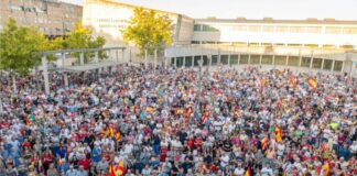 «Cerca» de 4.000 personas muestran su apoyo y solidaridad con Ceuta en la plaza del Ayuntamiento de Tres Cantos