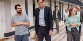 Óscar López, secretario general del PSOE de Madrid, visita el Plan VIVE de Tres Cantos con ediles socialistas y vecinos afectados
