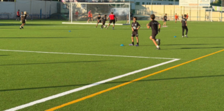 MES Y MEDIO TARDE el campo de fútbol Jaime Mata ya tiene nuevo césped artificial y LED (no así la poco ejemplar «Sala de Plenos municipal» que sigue con halógenos)